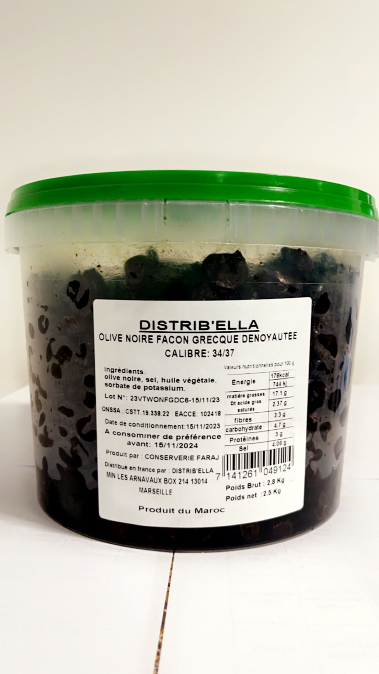 Un seau d'olives façon grecque dénoyautées