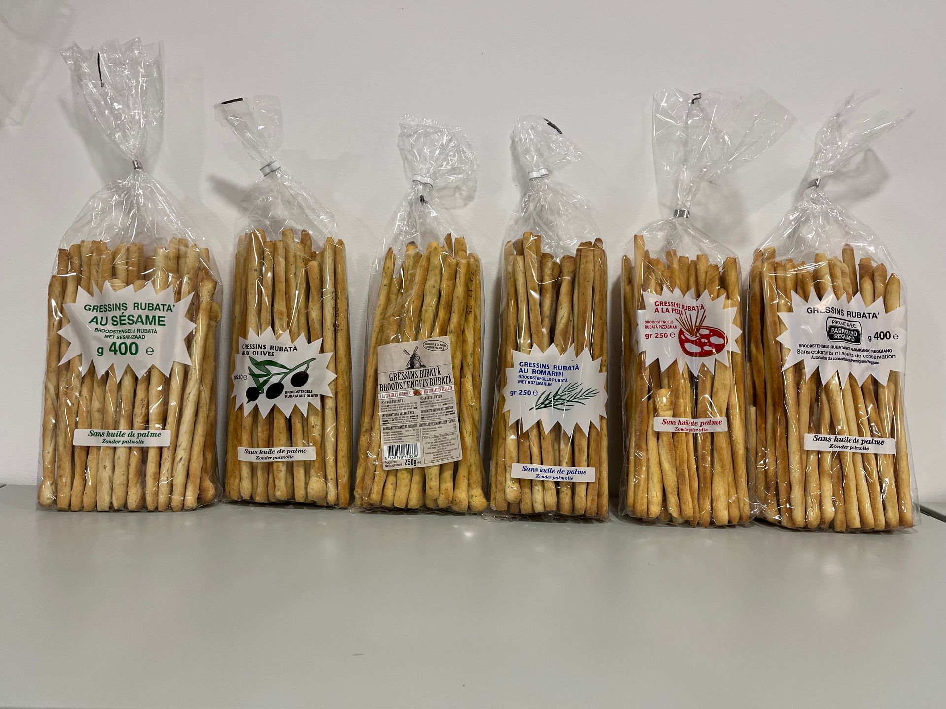 Des paquets de gressins variés