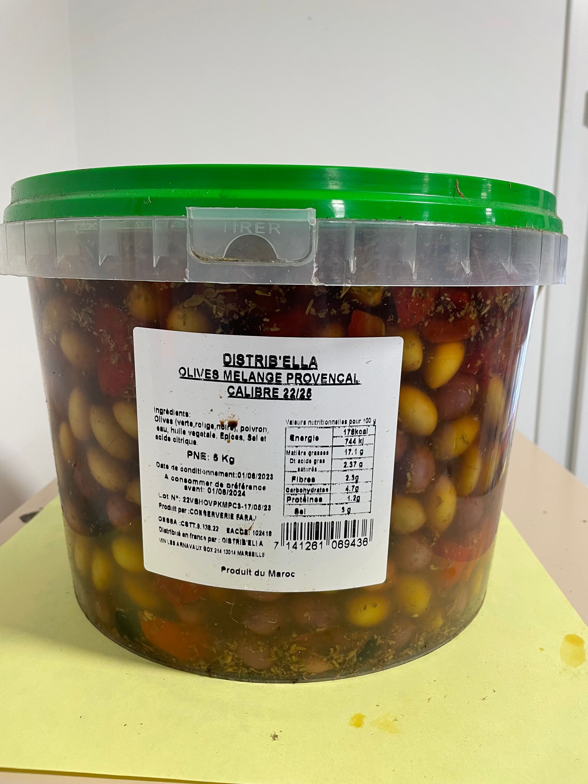 Un seau de mélange d'olives façon provençale
