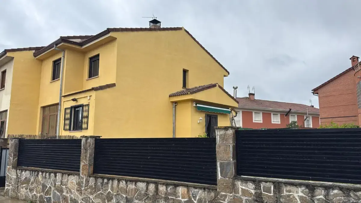 Icono de marcador de posición gris claro con un sol y montañas sobre fondo blanco