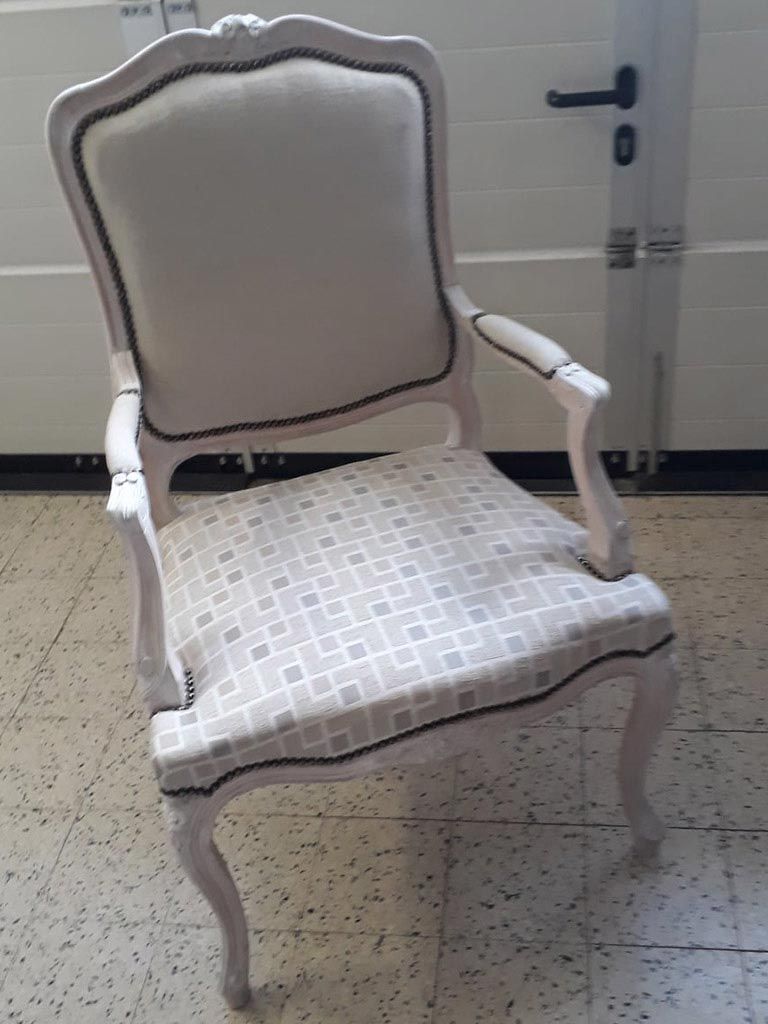 Vieille chaise en bois rembourrée en tissus blanc
