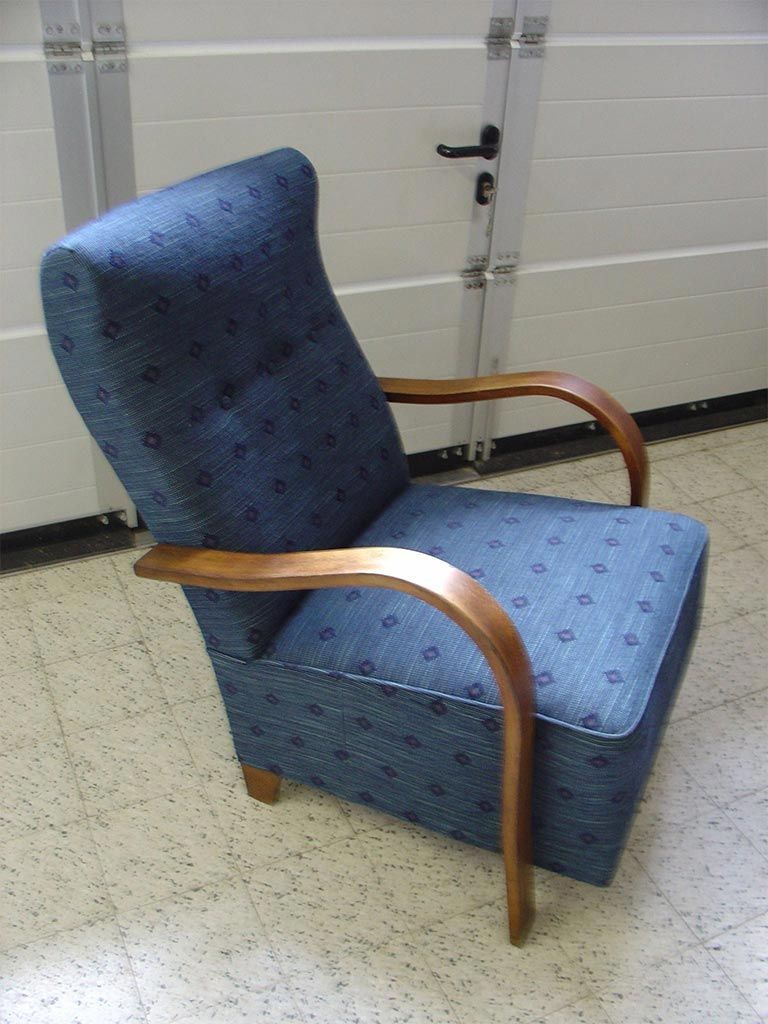 Vieux fauteuil rembourré en tissu bleu et accoudoir en bois