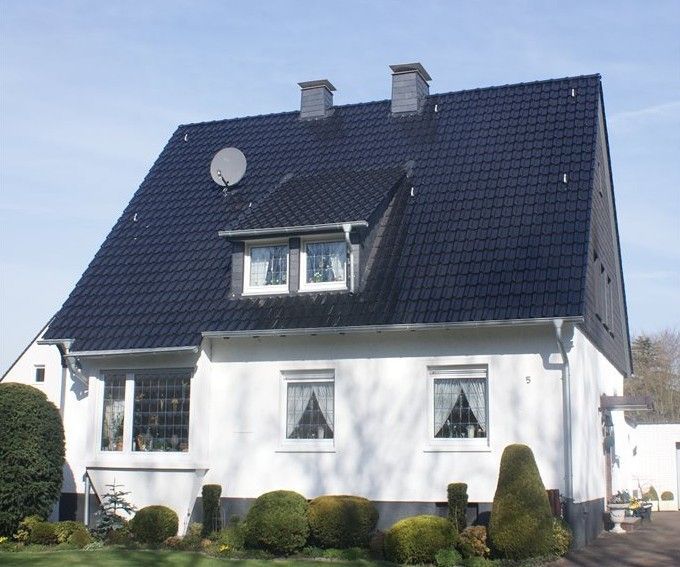 Steildach weißes Haus