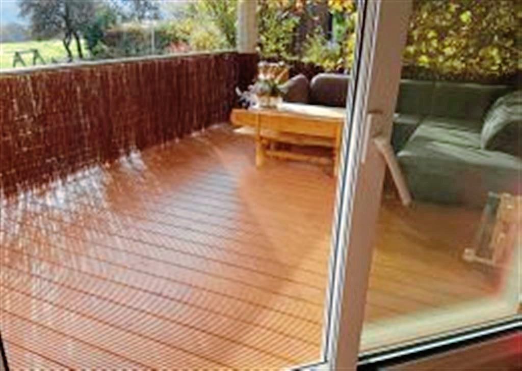 Holzterrasse mit Sitzmöglichkeit