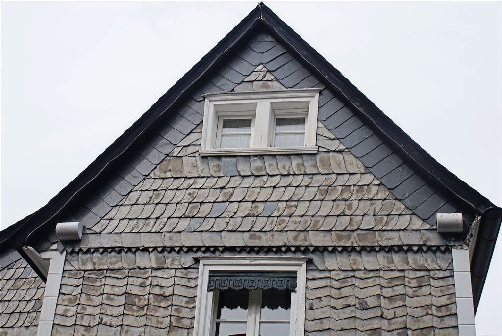 Schieferfassade denkmalgeschützt Dachgiebel