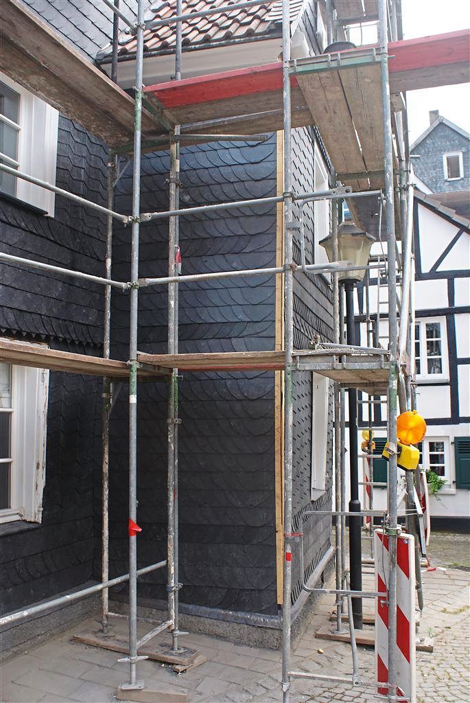 Schieferfassade denkmalgeschützt von der Seite mit Gerüst