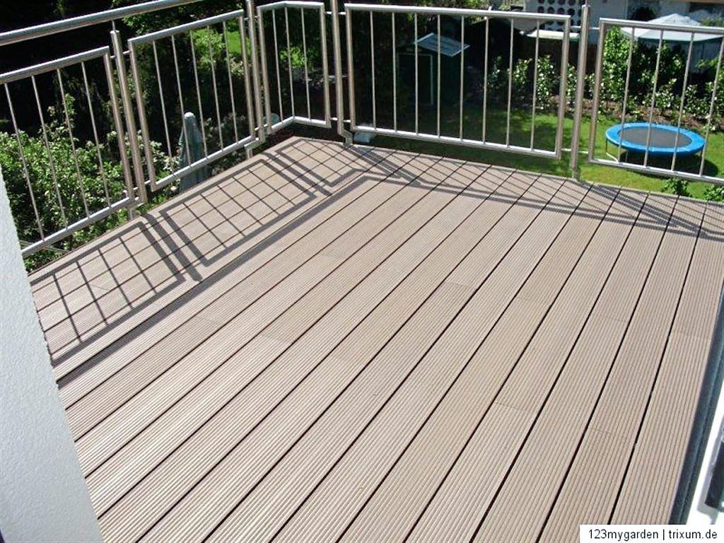 Holzterrasse umzäunt