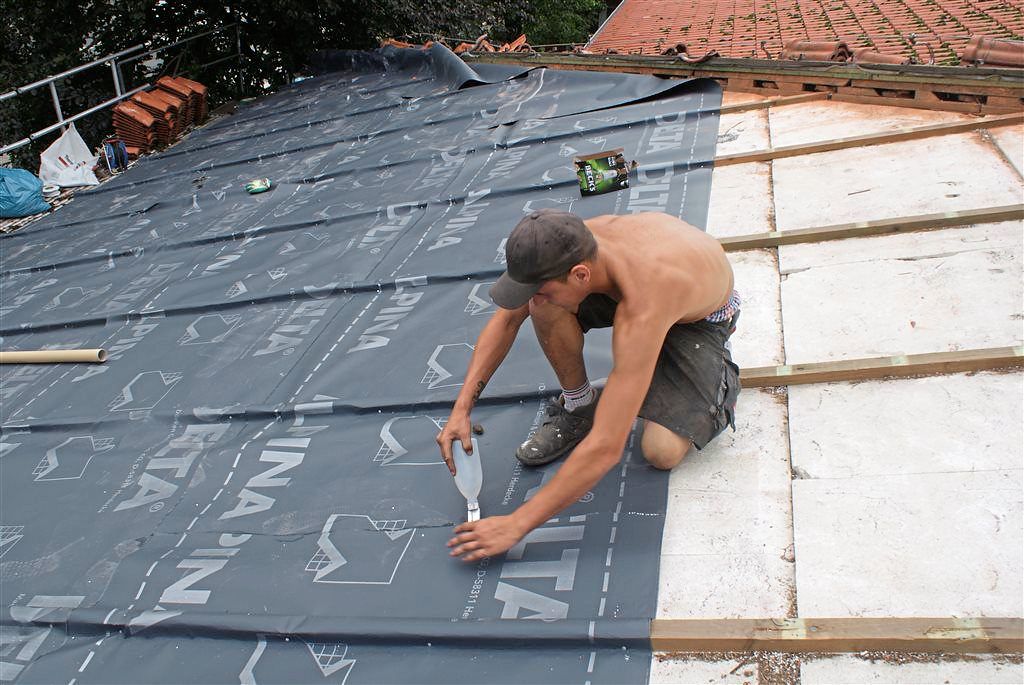 Aufdachdämmung mit Mitarbeiter