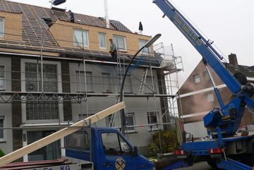 Kran beim Dachdecken