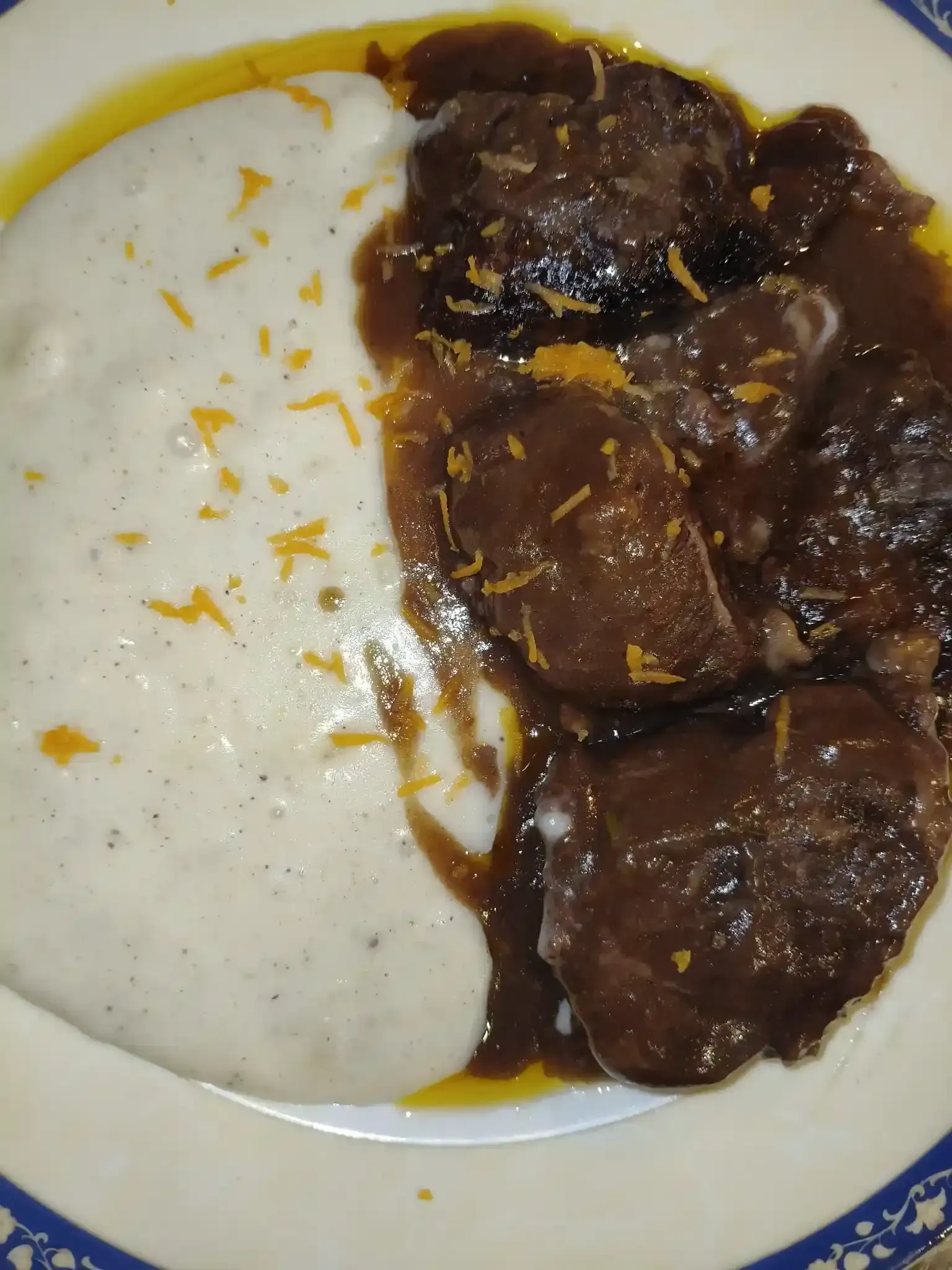 Plato con sémola cremosa y carne oscura y sabrosa.