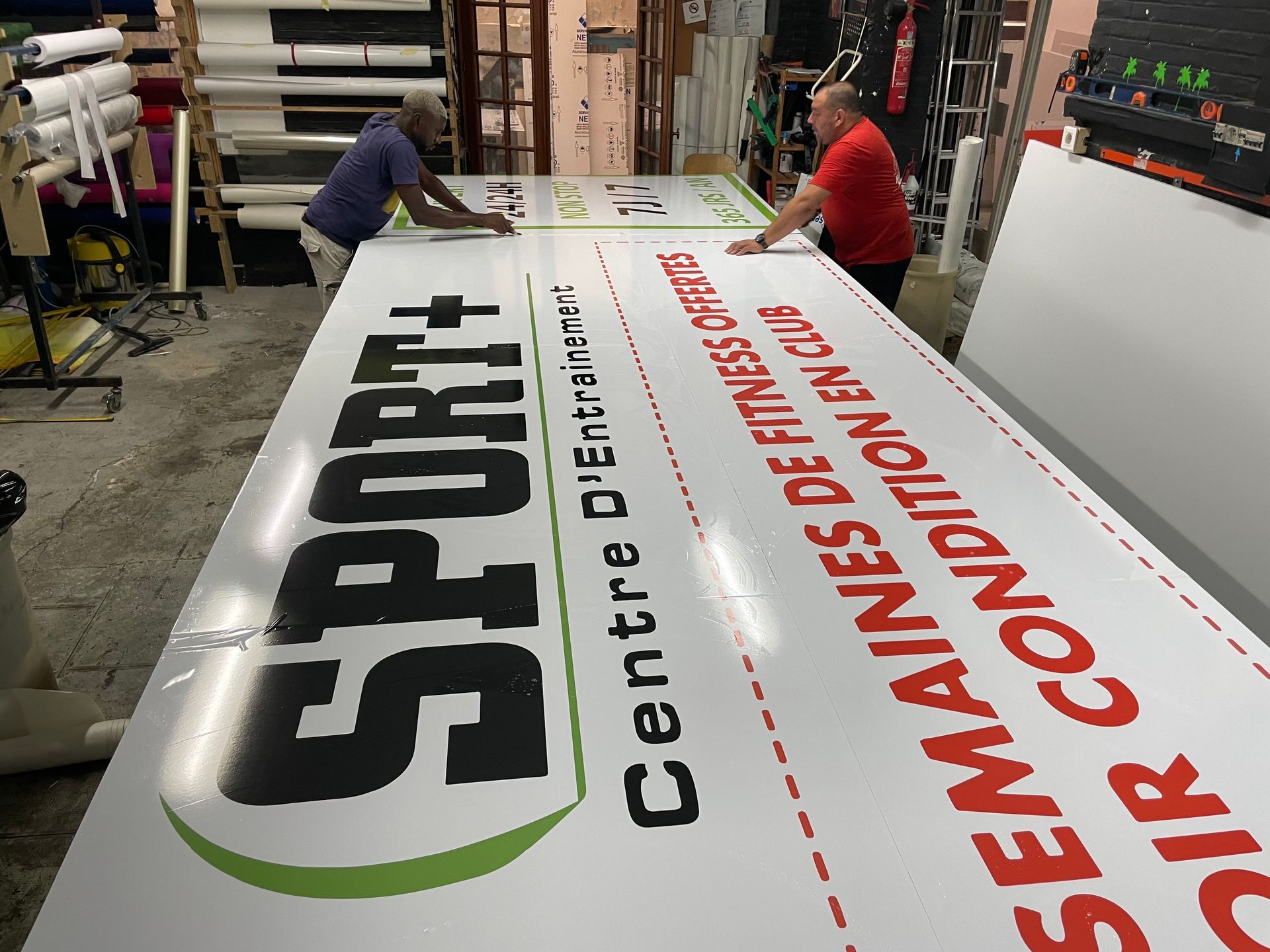 Impression sur vinyle dans l'atelier  de MarkiMédia