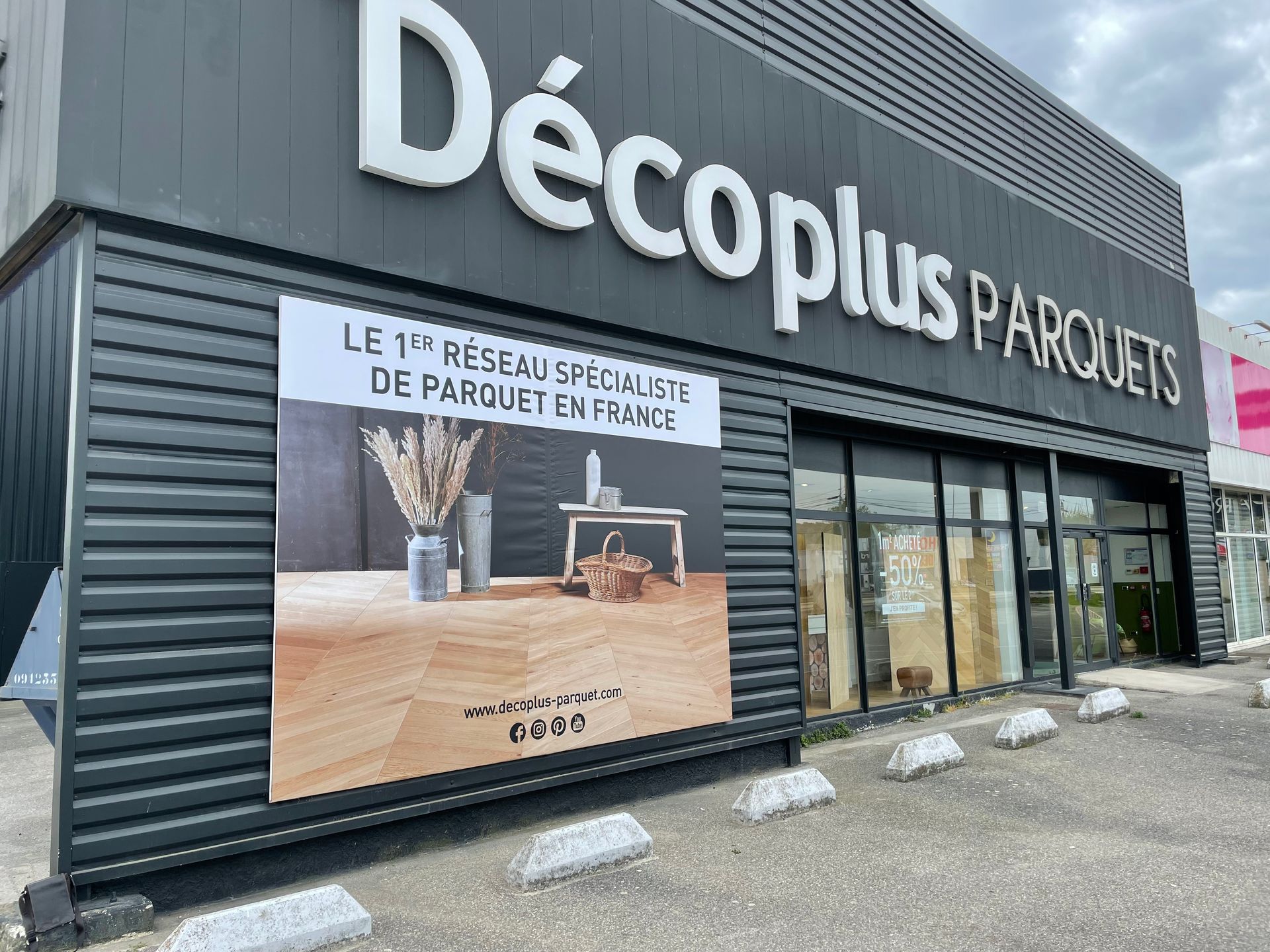 Devanture d'un magasin avec des lettres en relief blanches