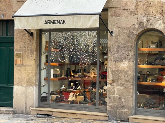 Vitrine de magasin avec un store blanc