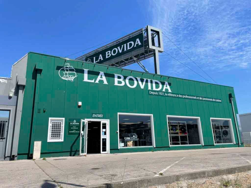 Devanture d'un magasin avec des enseignes non lumineuses