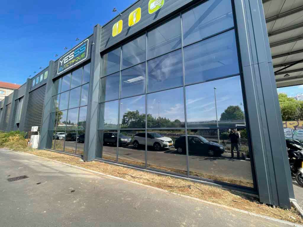 Vitrine de magasin protégée par un film solaire