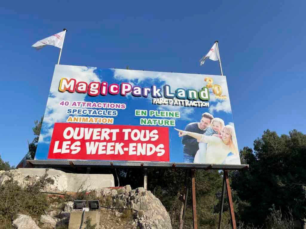 Panneau publicitaire pour un parc d'attractions