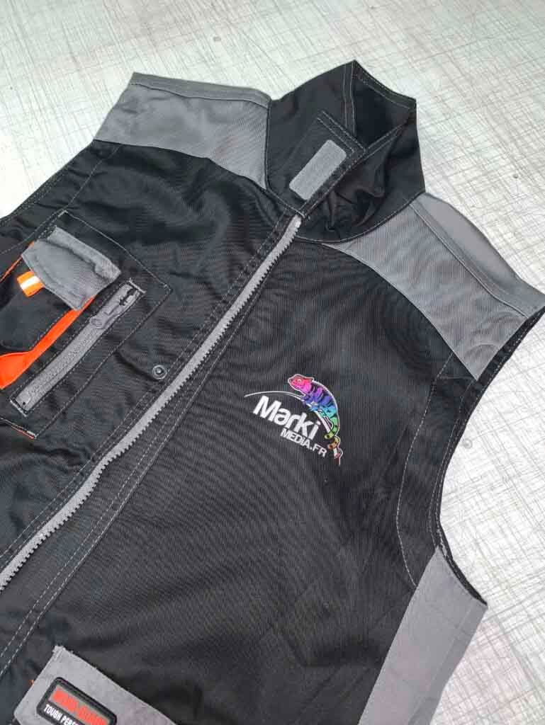 Marquage textile sur un gilet sans manches