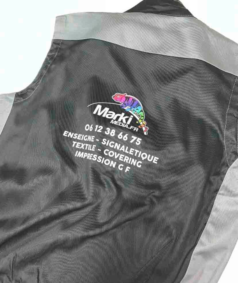 Un gilet sans manches marqué du logo MarkiMédia