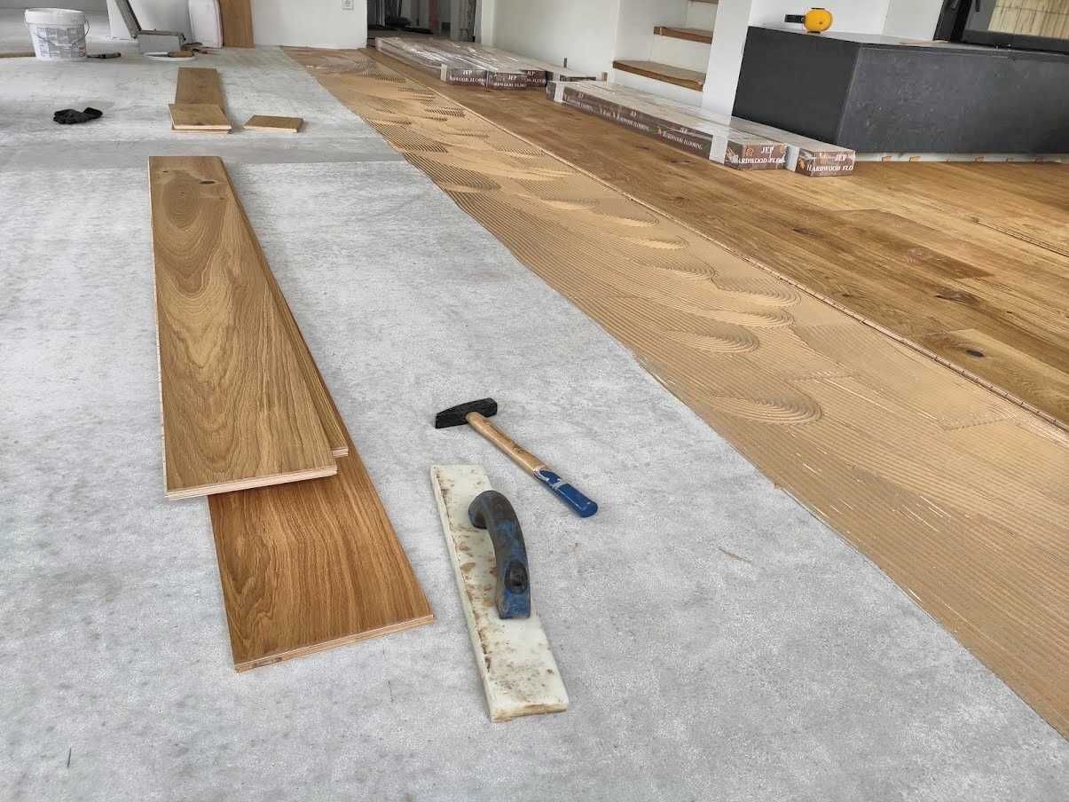 Ein Holzboden wird in einem Raum gebaut.