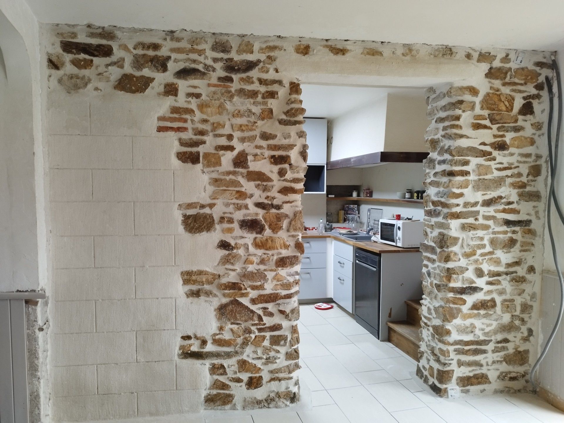 Pièce aux murs de pierre