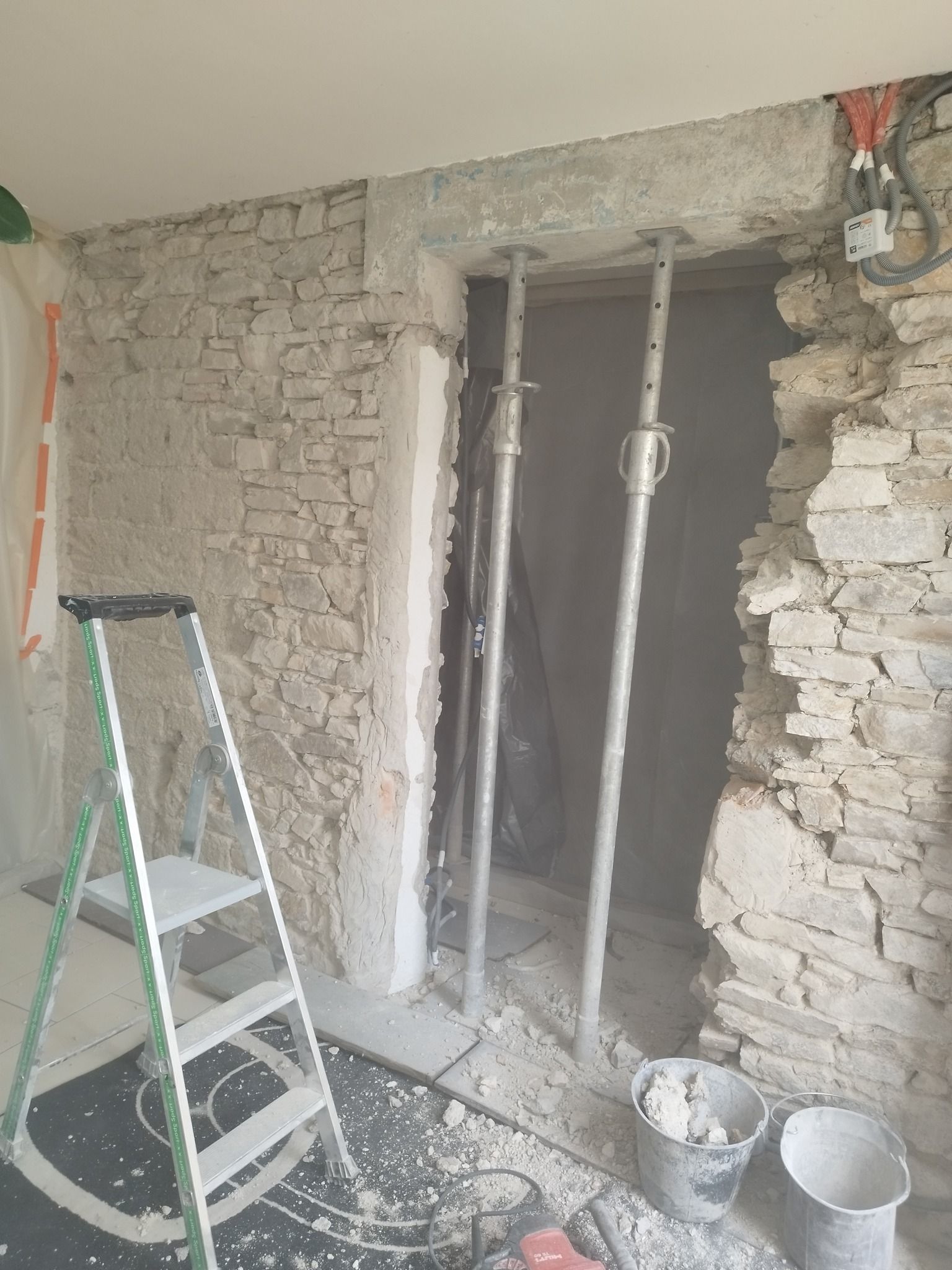 Pièce partiellement démolie avec mur de briques 
