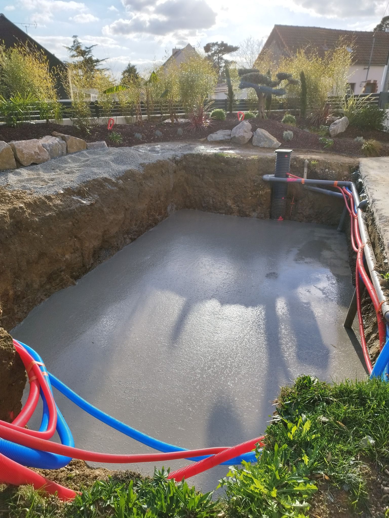 Piscine en béton vide en construction