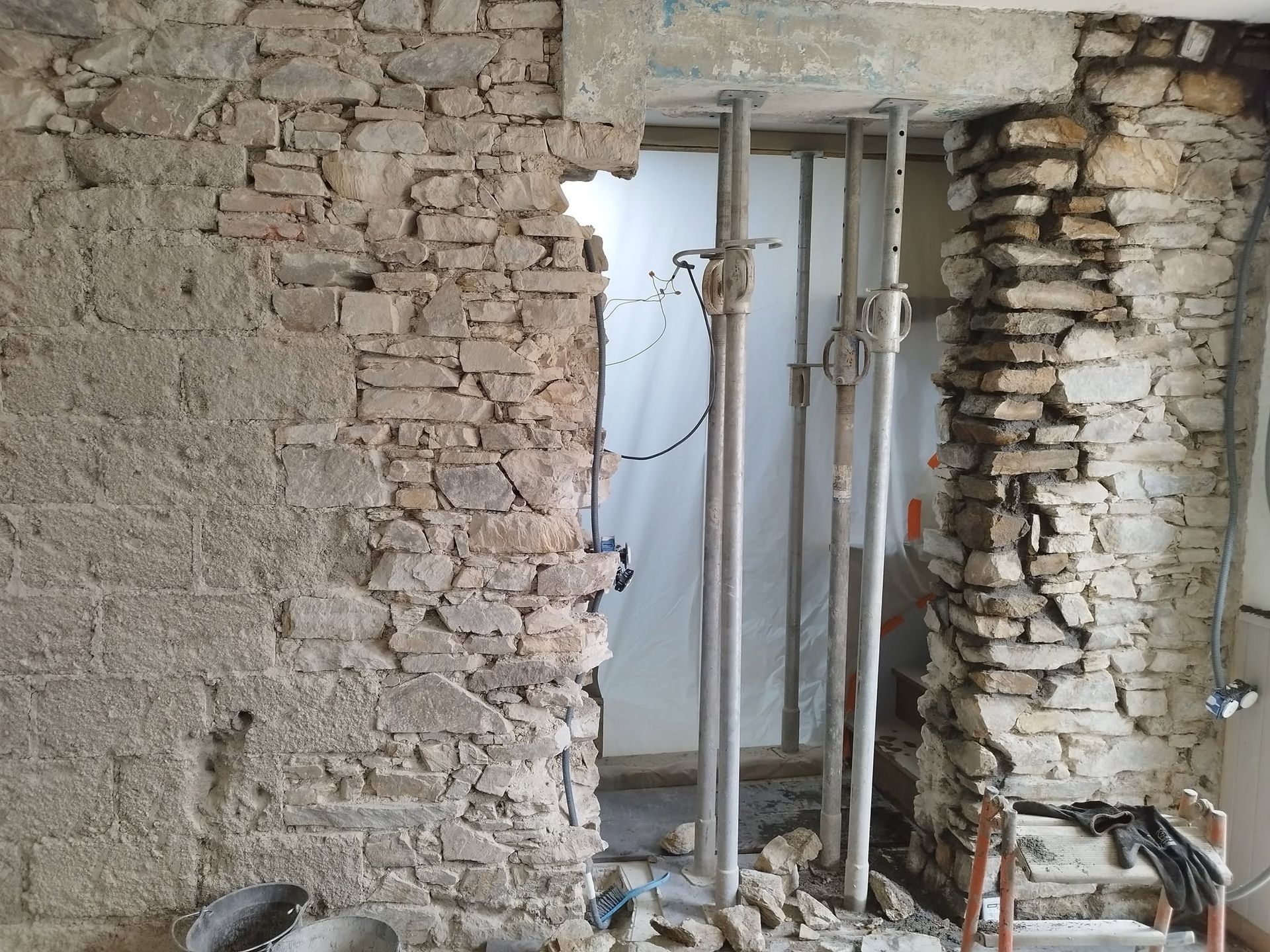 Chantier de rénovation avec échelle
