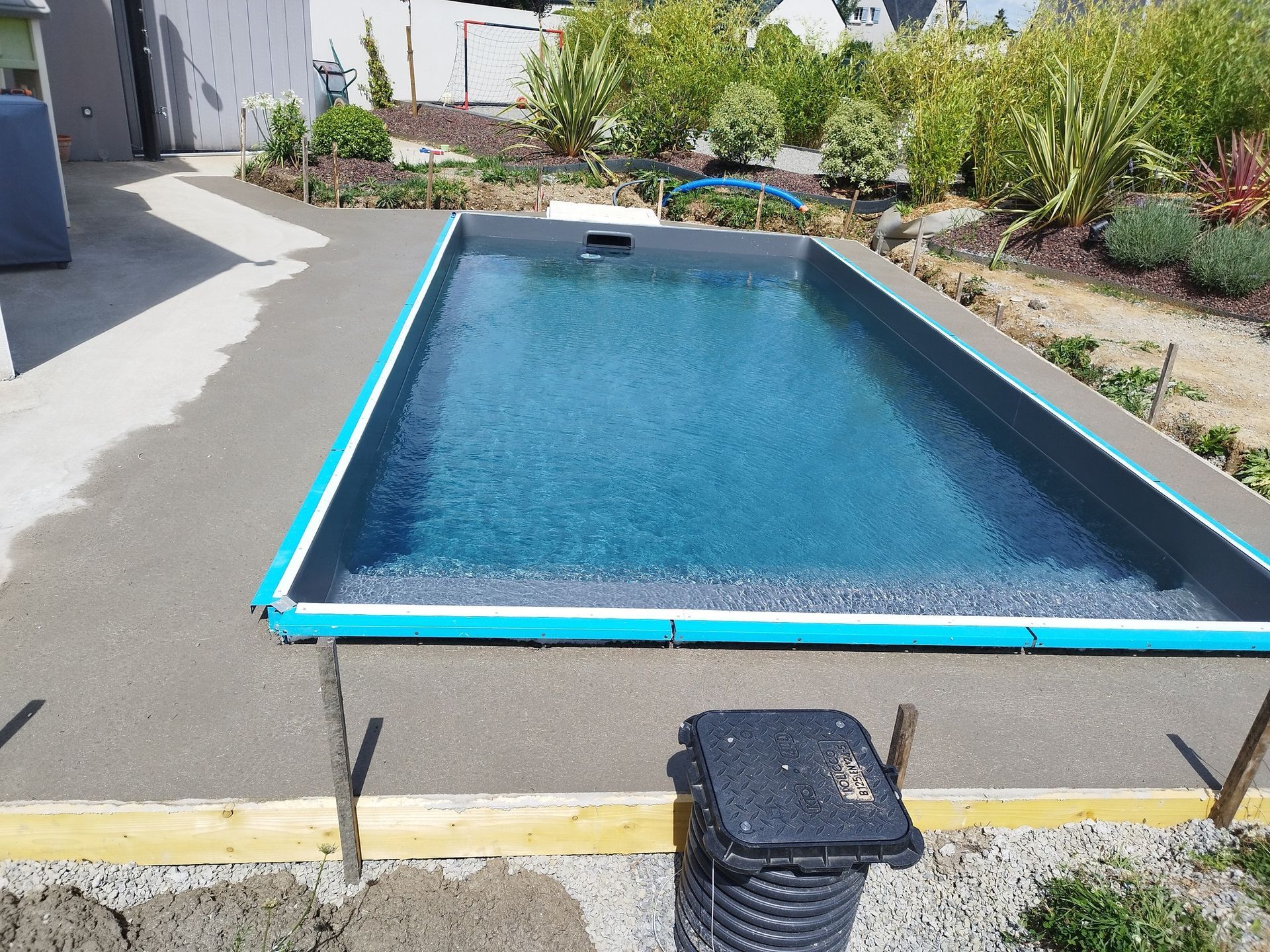 Piscine rectangulaire à l'arrière
