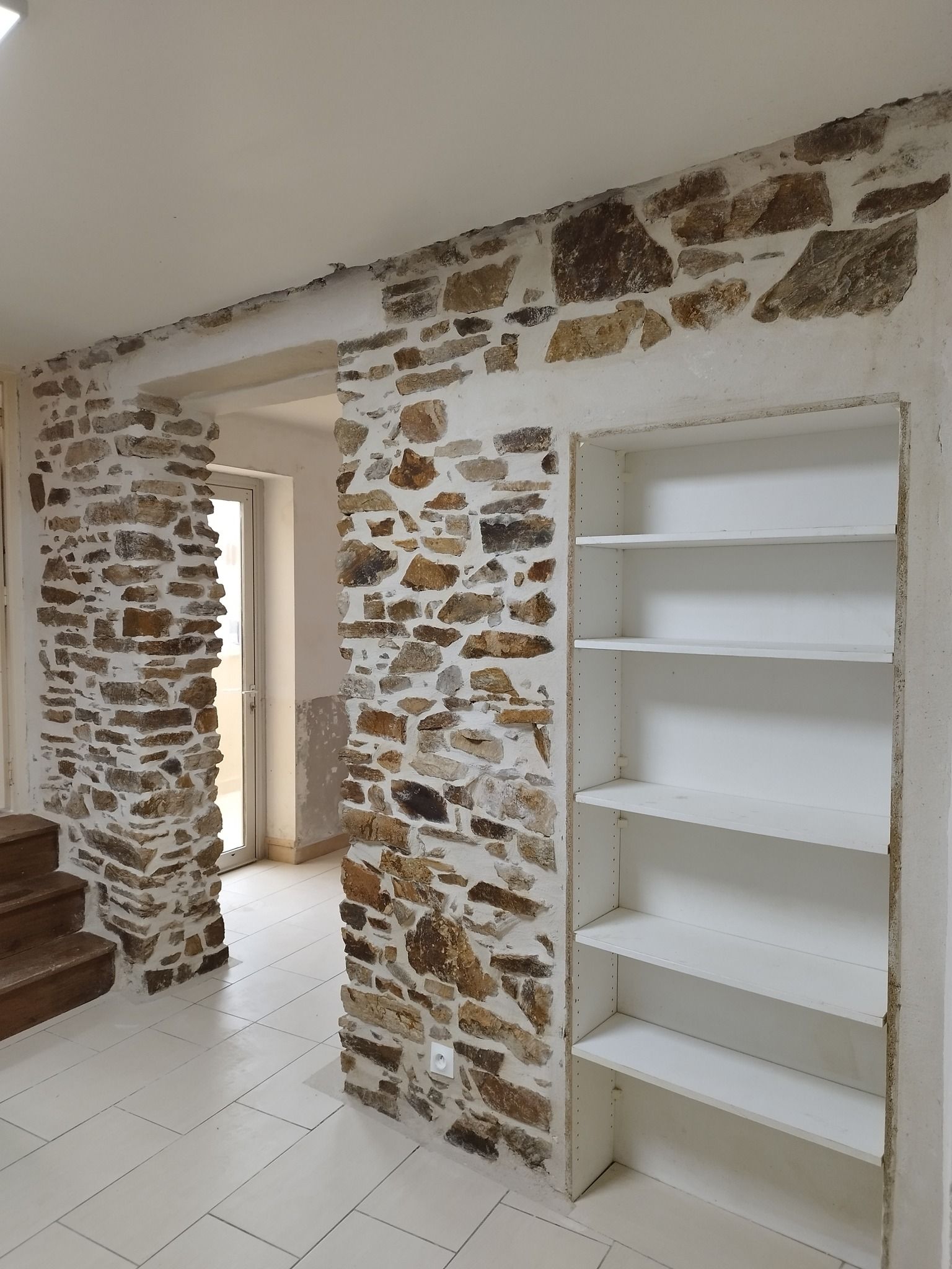 Pièce aux murs de pierre