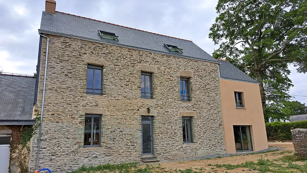 Maison en pierre aux fenêtres à encadrement