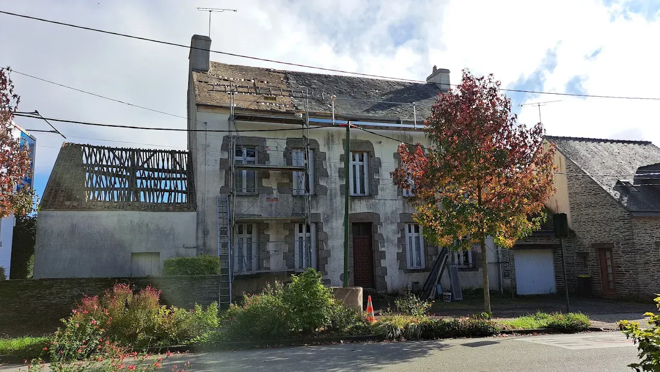 Vieille maison en pierre aux volets 
