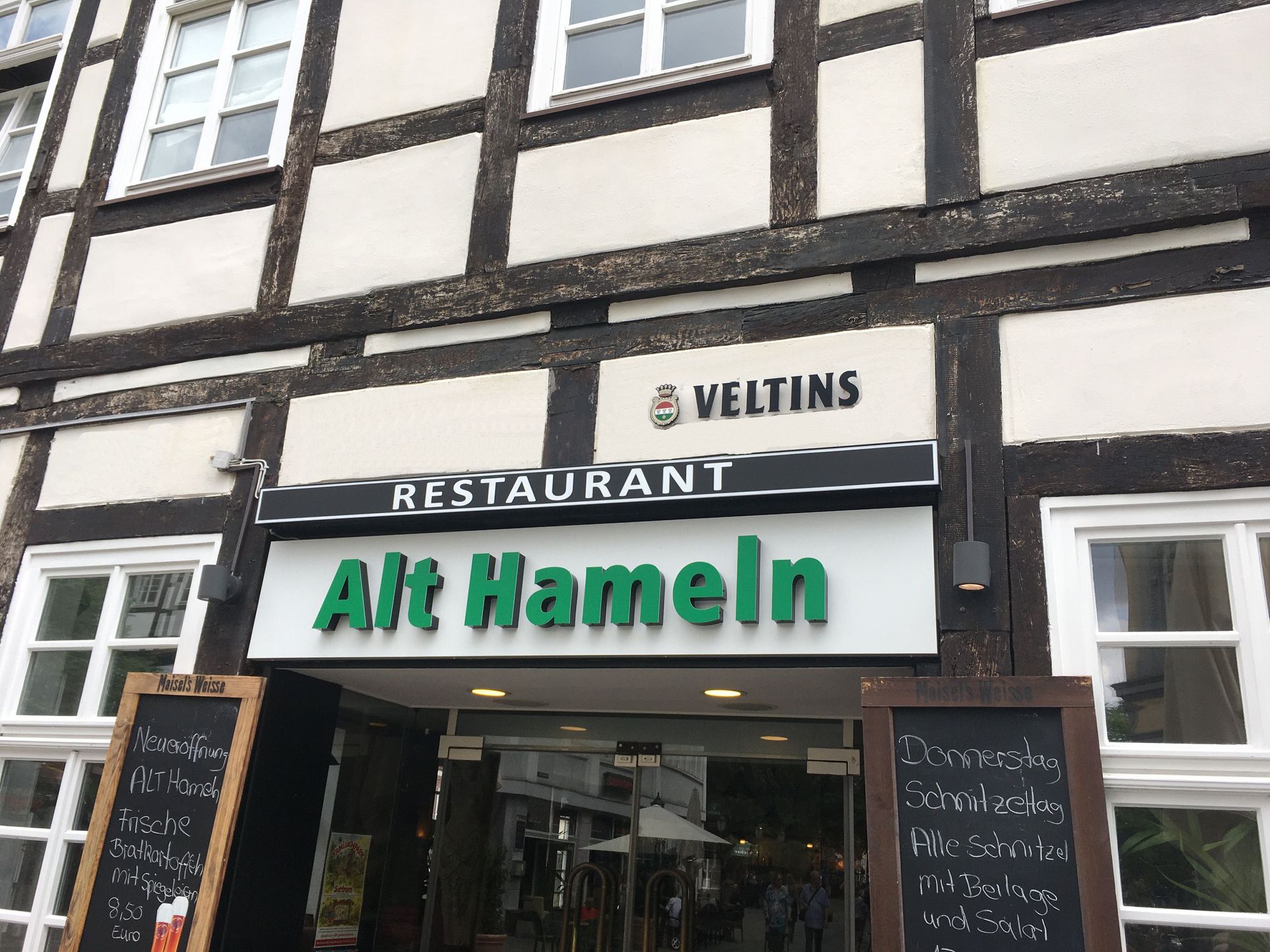 Ein Restaurant mit einem Schild mit der Aufschrift „Alt Hameln“