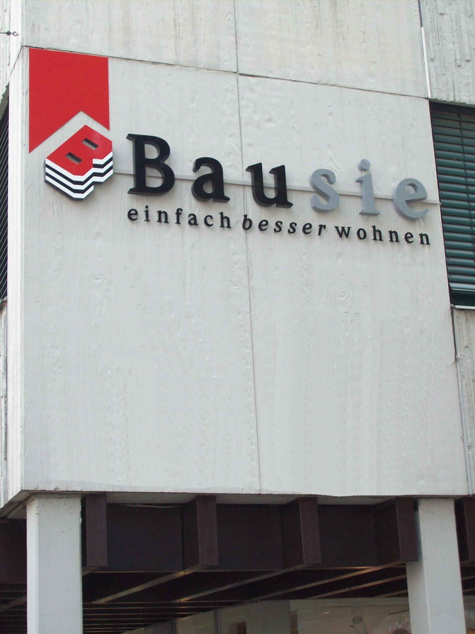 A building with a sign that says bausie einfach besser wohnen