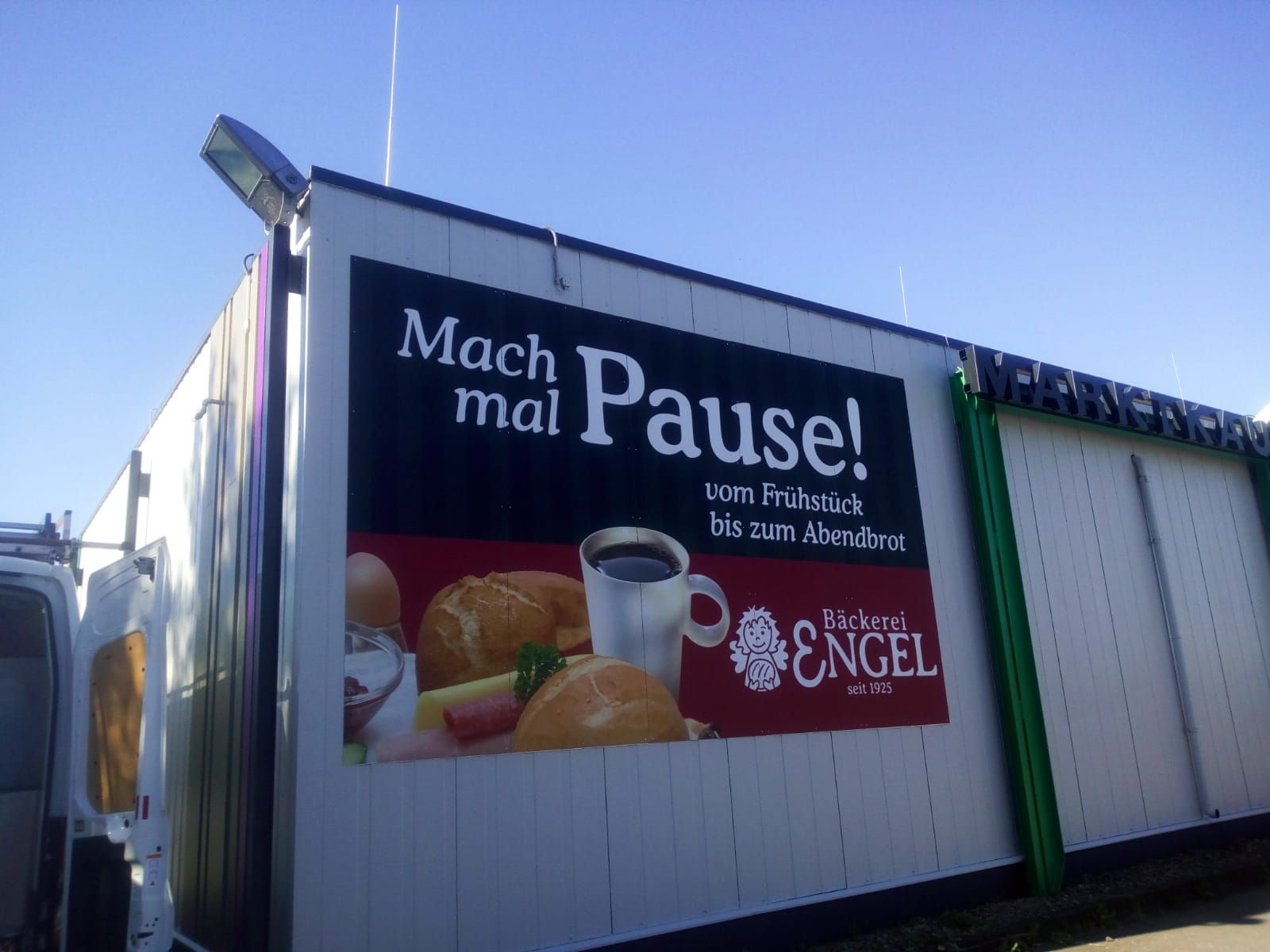 Ein Schild an der Seite eines Gebäudes mit der Aufschrift „Mach mal Pause“