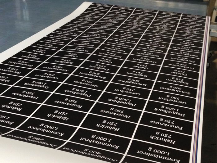 Ein Haufen Etiketten liegt auf einem Tisch