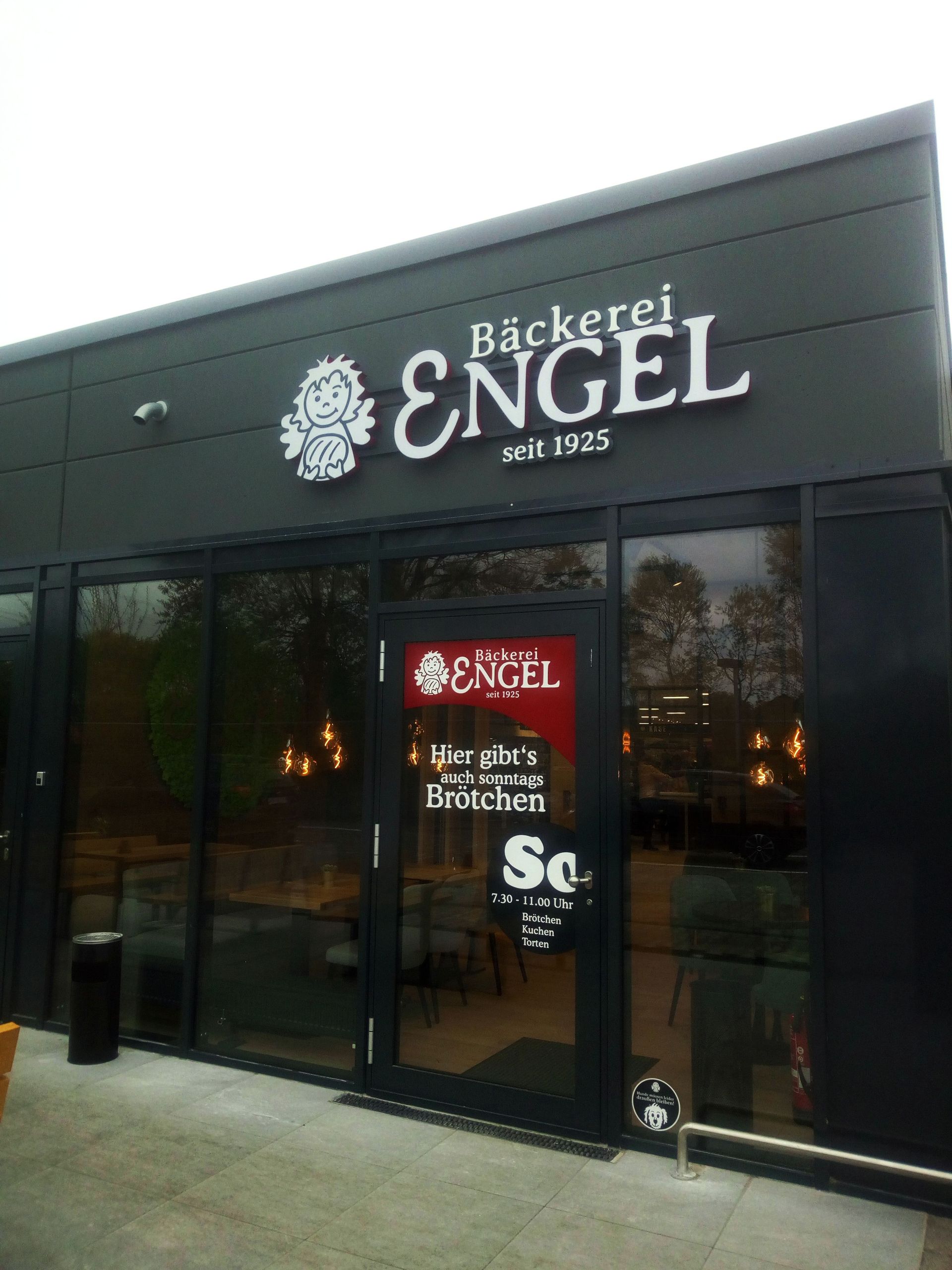 Eine Bäckerei mit einem Schild mit der Aufschrift „Engel“