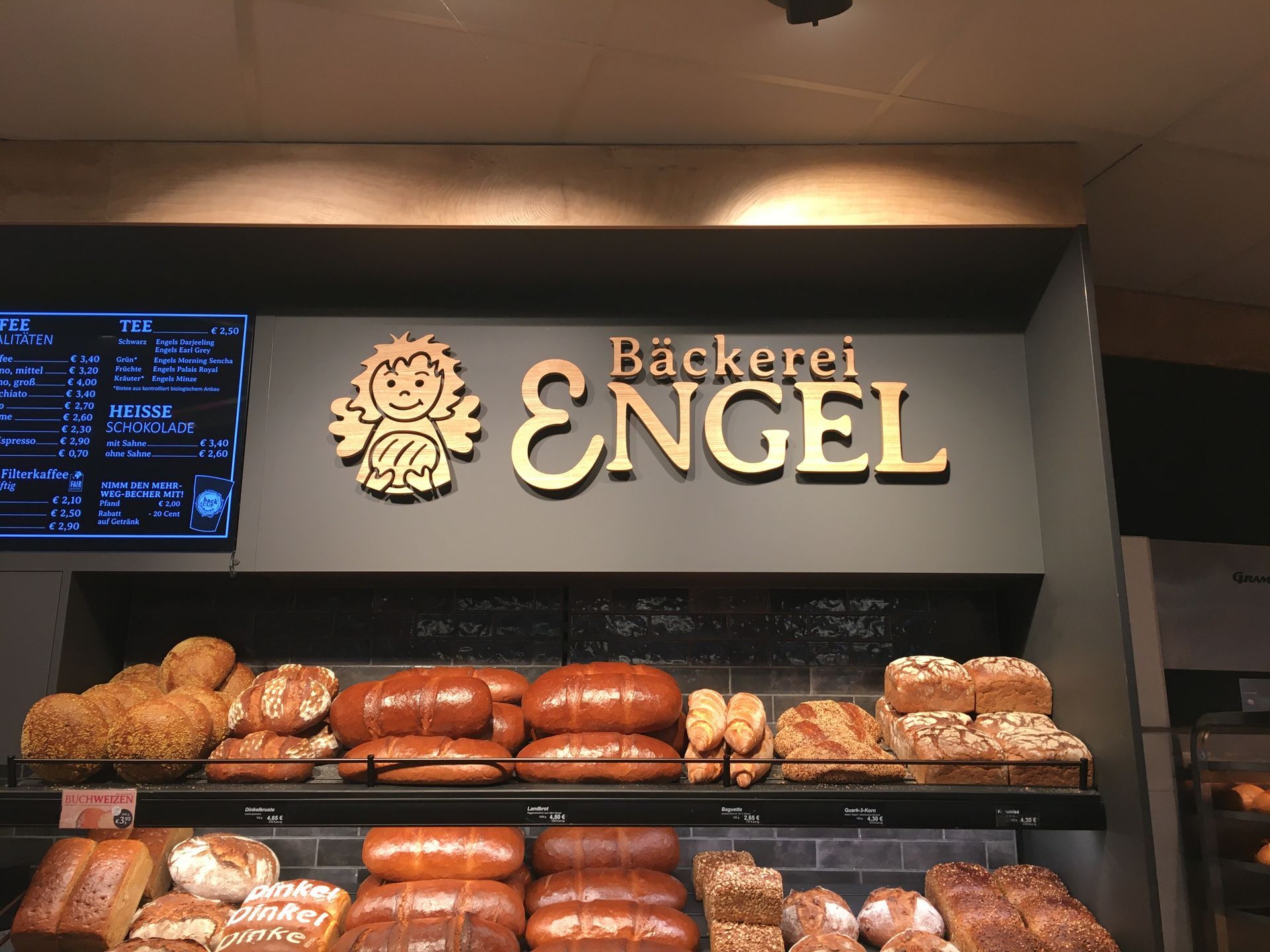 Eine Bäckerei mit einem Schild mit der Aufschrift „Engel“