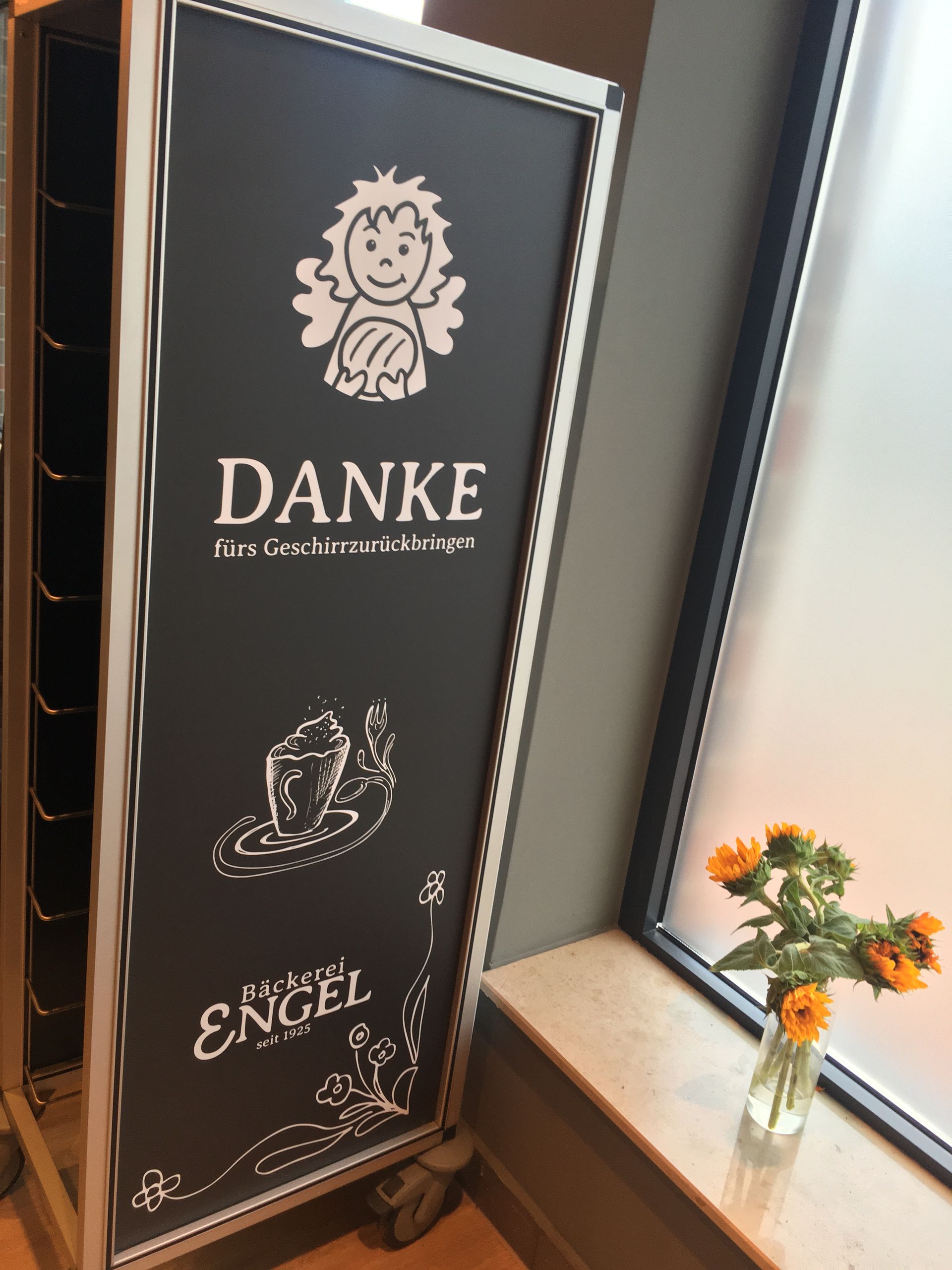 Eine Tafel mit dem Wort „Danke“ darauf