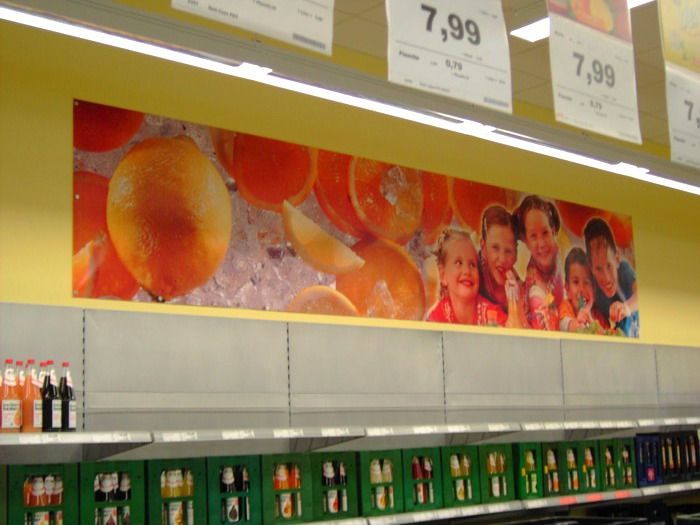 Ein Display in einem Geschäft mit einem Bild von Kindern und Orangen für 7,99