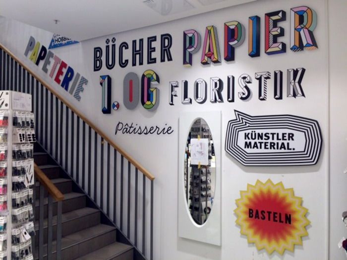 Treppe, die zu einer Wand führt, auf der Bucher Papier steht