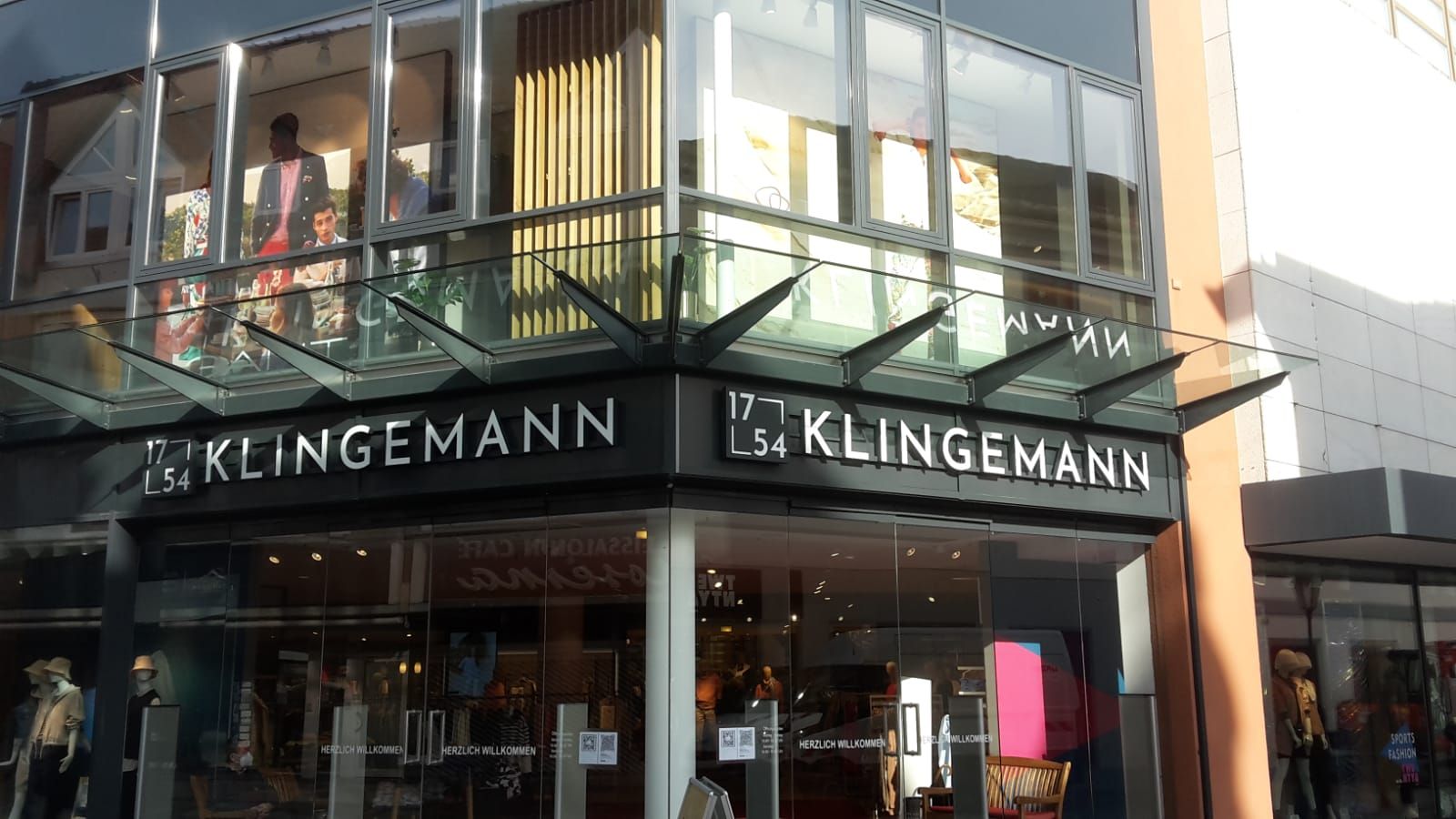 Eine Ladenfront mit einem Schild mit der Aufschrift „Klingemann“.