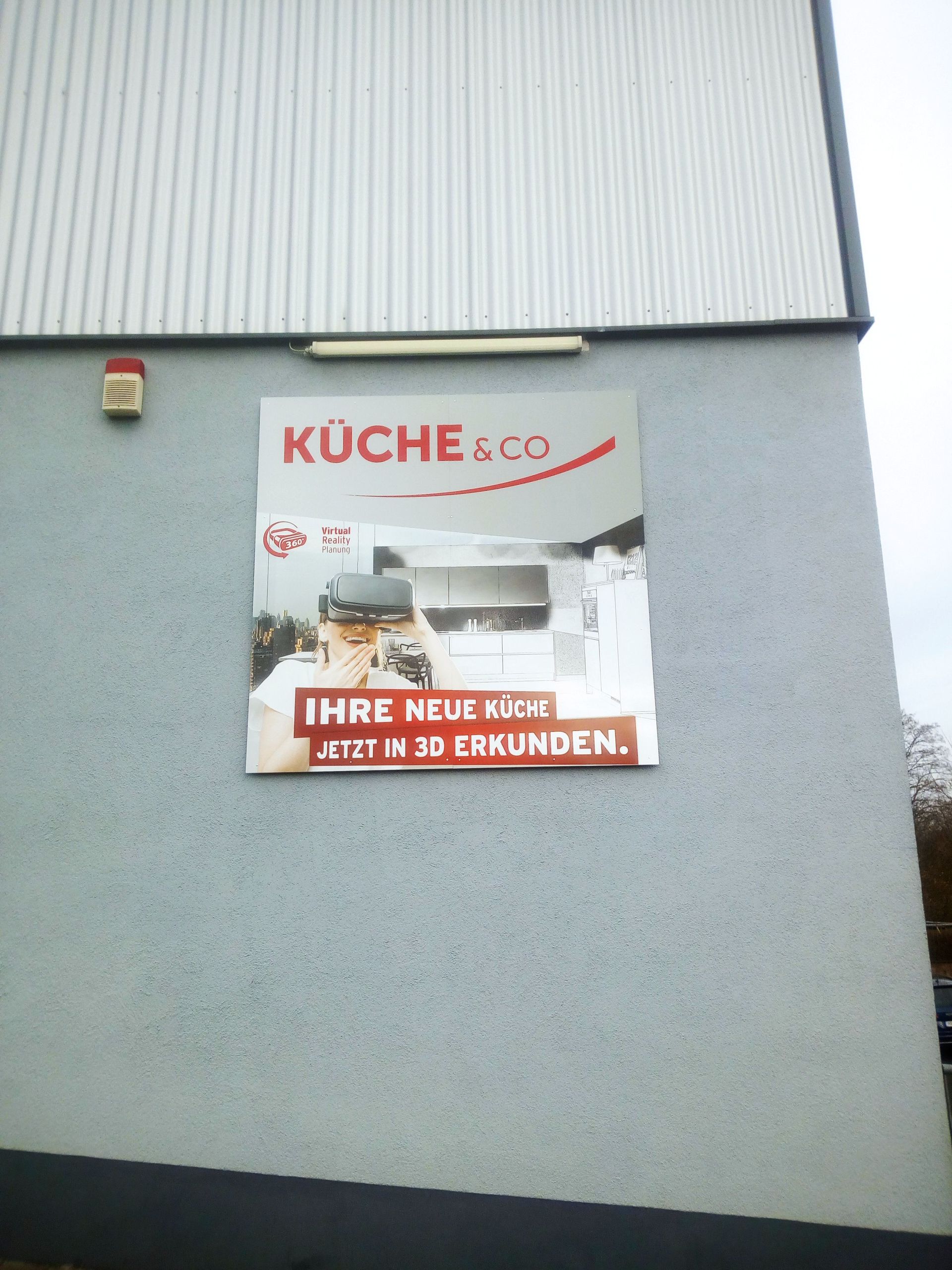 Ein Schild an der Seite eines Gebäudes mit der Aufschrift „Küche & Co.“