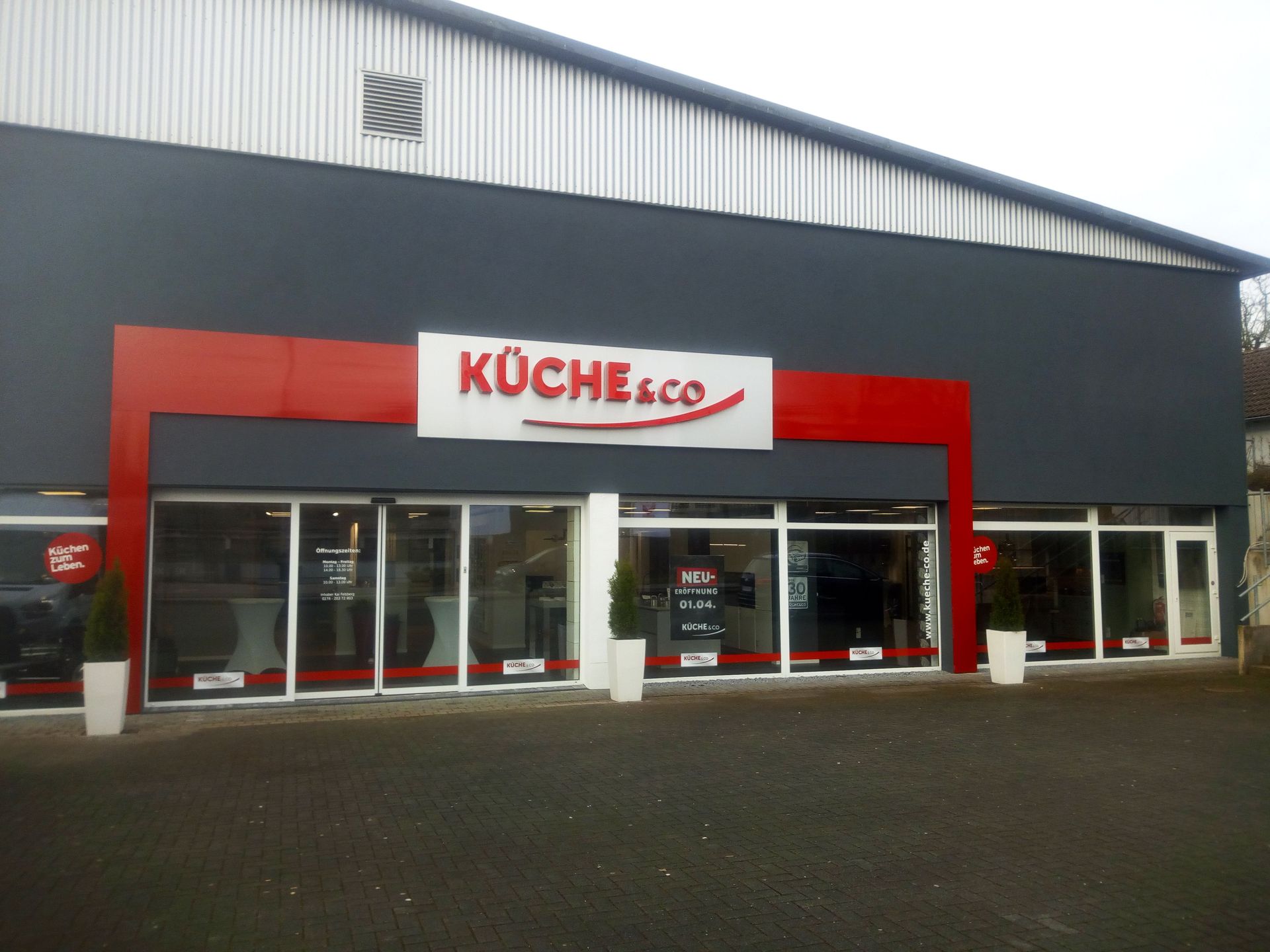 Eine Ladenfront mit einem Schild mit der Aufschrift „Küche & Co.“