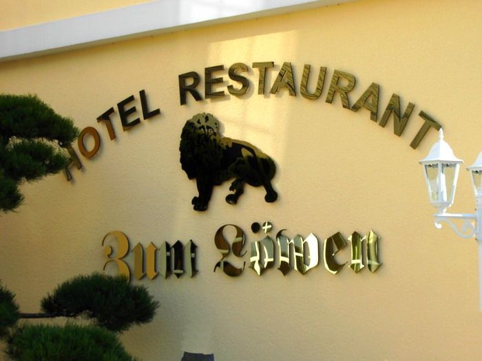 Ein Schild für ein Hotelrestaurant mit einem Löwen darauf