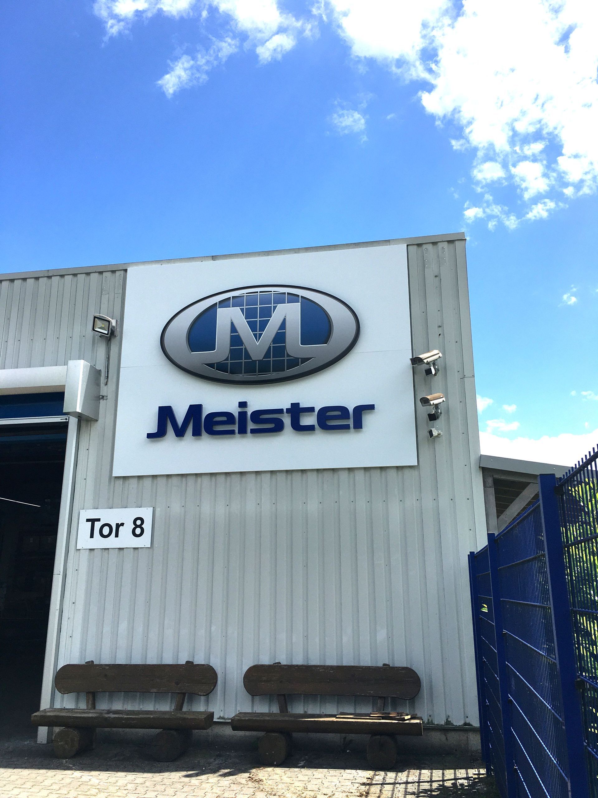 Ein weißes Gebäude mit einem Schild mit der Aufschrift MD Meister