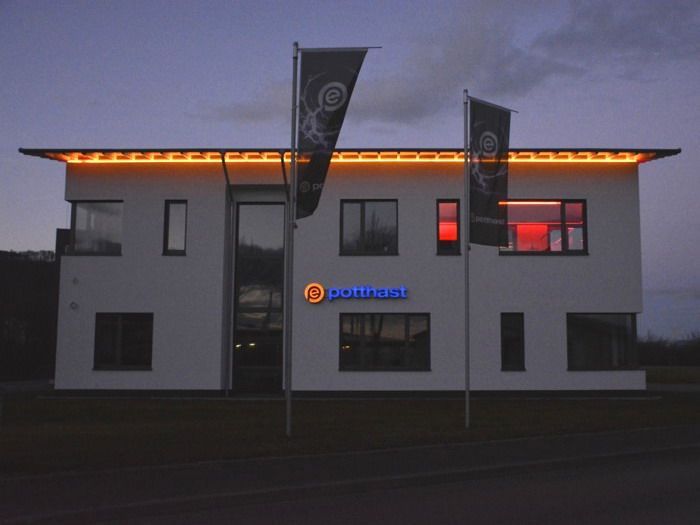 Ein großes weißes Gebäude mit einem blauen Schild mit der Aufschrift „Sparkasse“ darauf