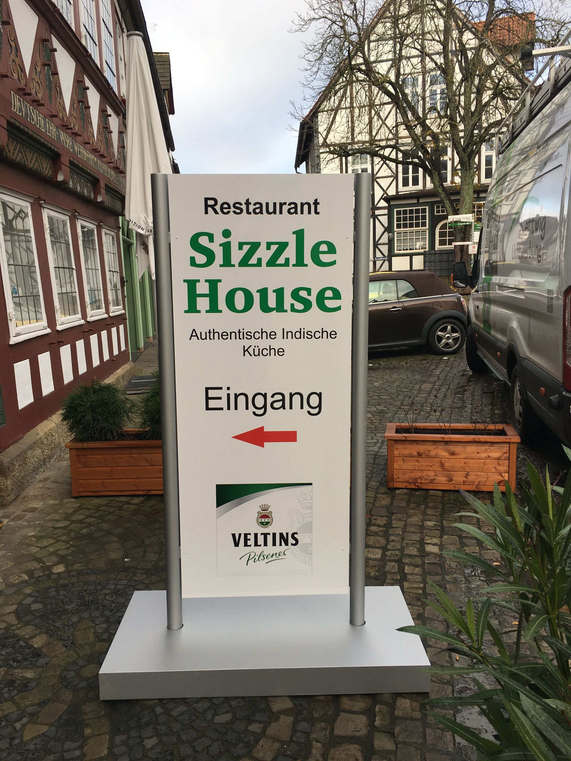 Ein Schild für ein Restaurant namens Sizzle House