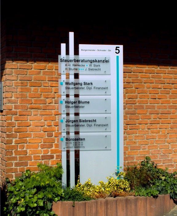 Ein Schild mit der Zahl 5 darauf