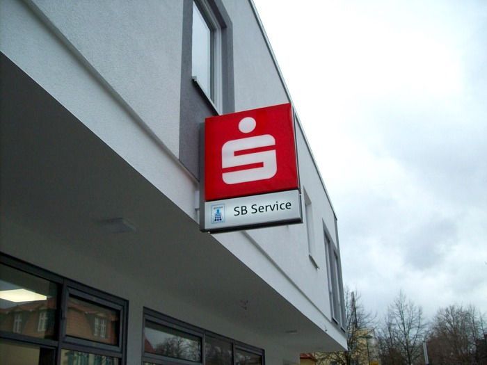 Ein rotes Schild an der Seite eines Gebäudes sagt SB-Service
