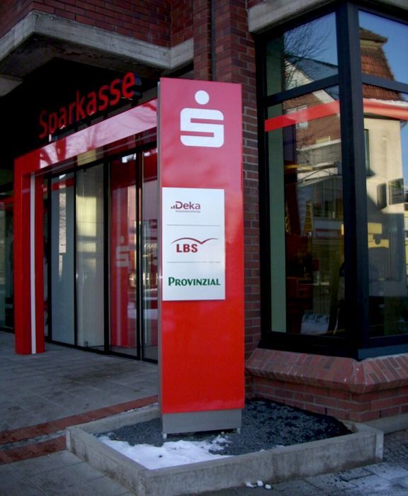 Ein rot-weißes Schild mit der Aufschrift „Sparkasse“